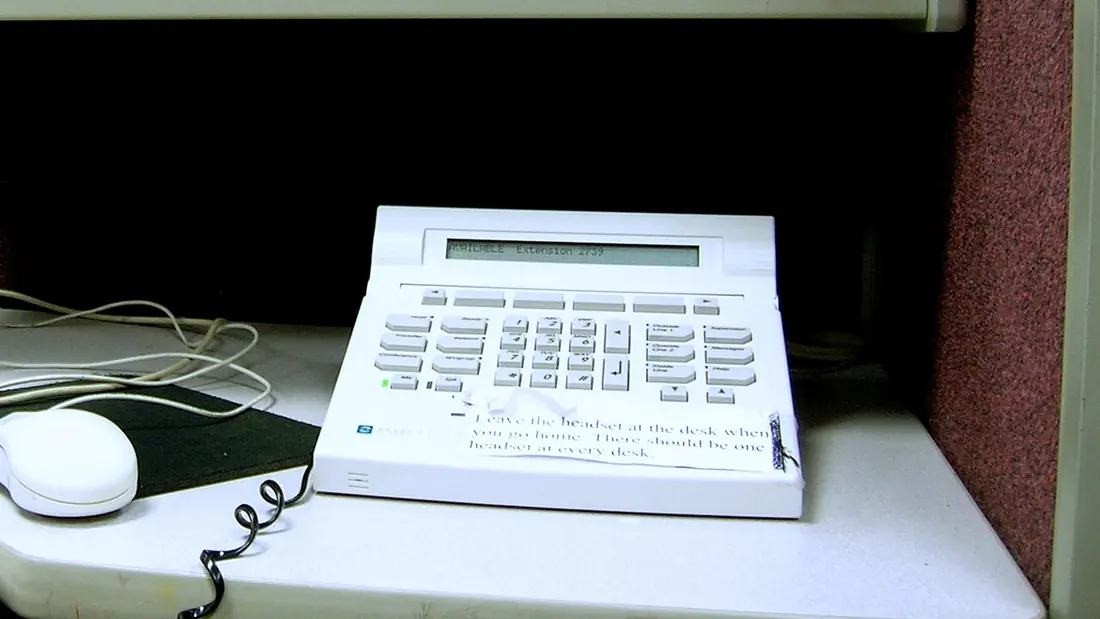 A call-centre telephone console without a handset