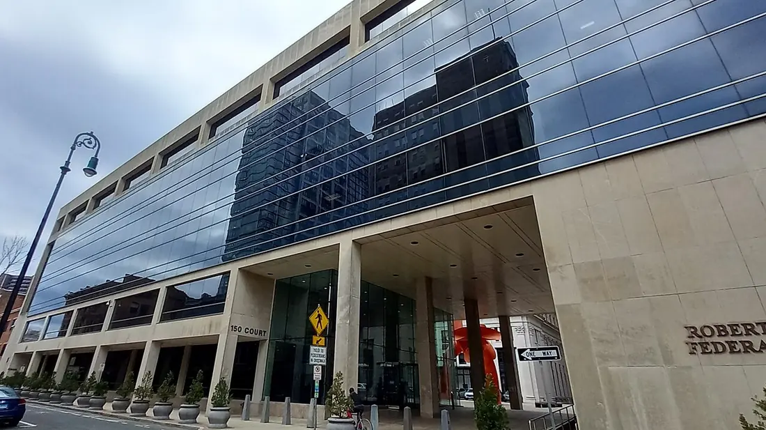 A federal office building of concrete and glass